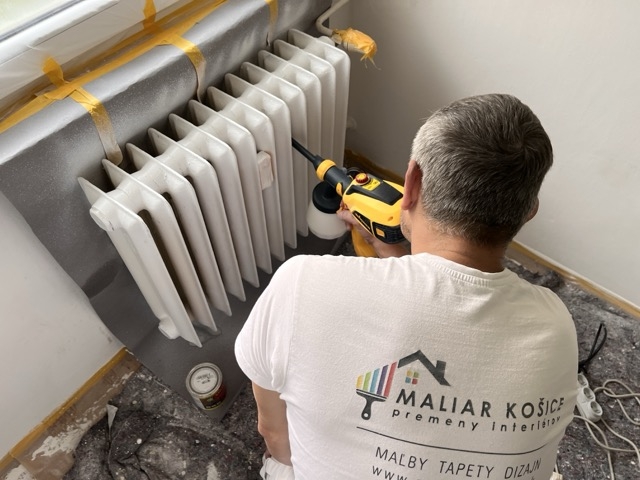 Striekanie rebrových radiátorov farbou Dulux Rapid Dry Satin 1926038425